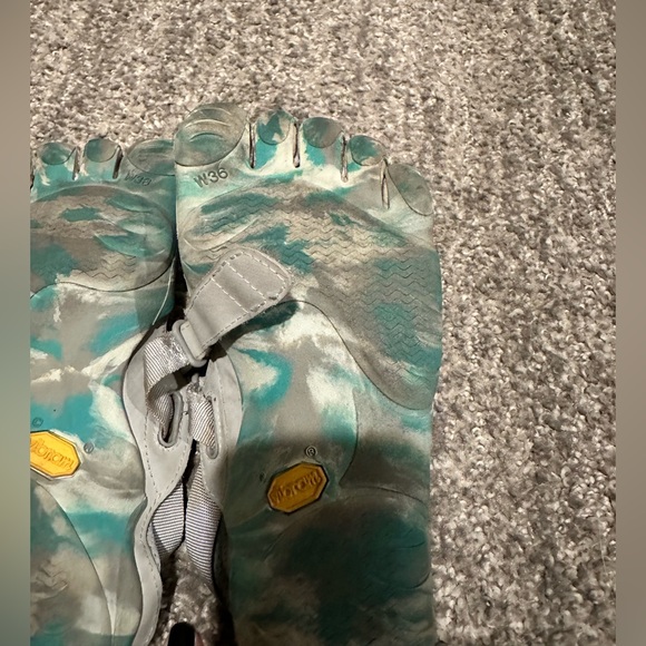 😬SOLD 😬Women's US 6 (36) Vibram FiveFingers Turquoise Camo Minimalist Shoe - Picture 6 of 7